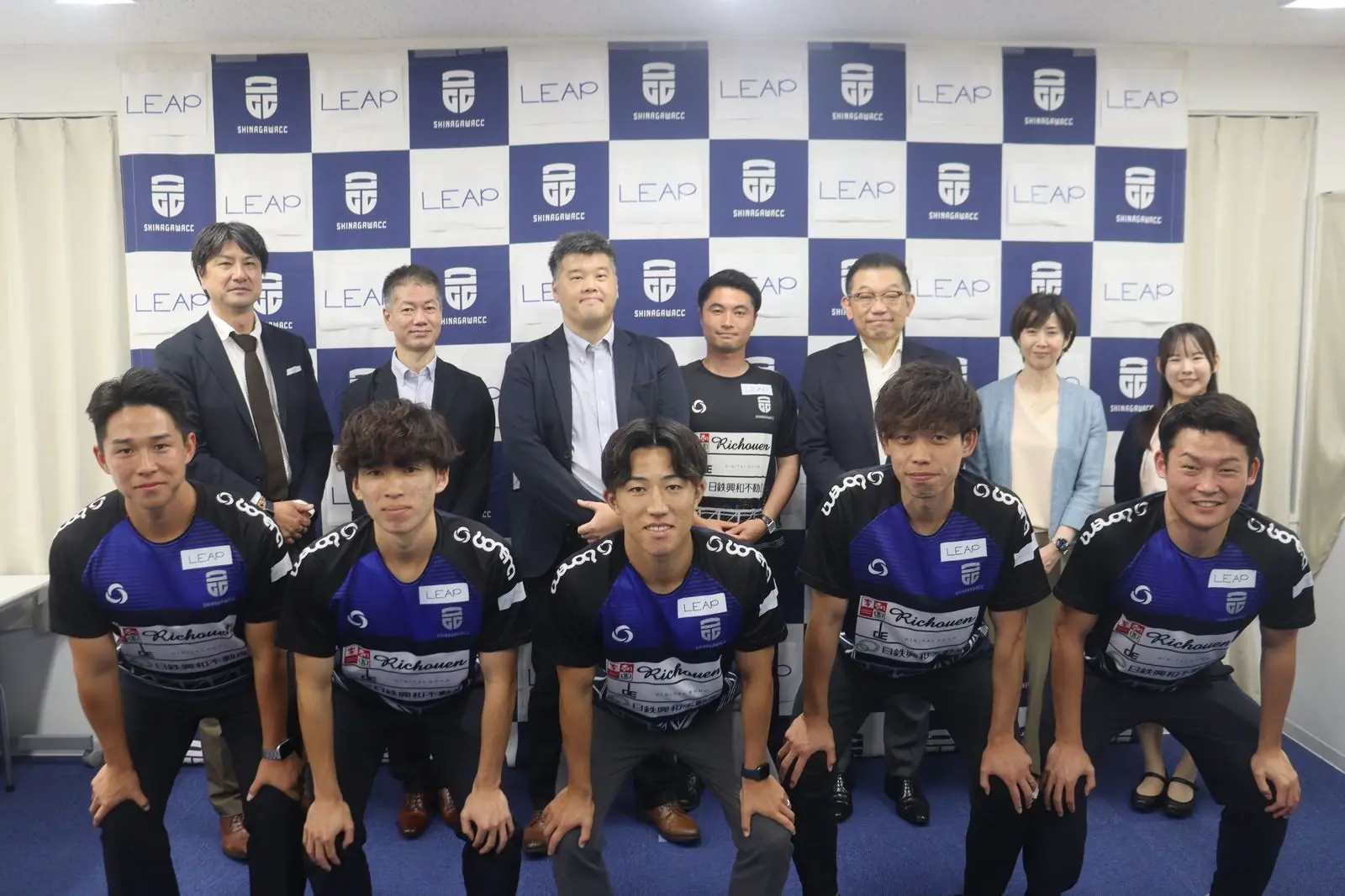 品川CCの新体制発表会に並ぶ選手たち