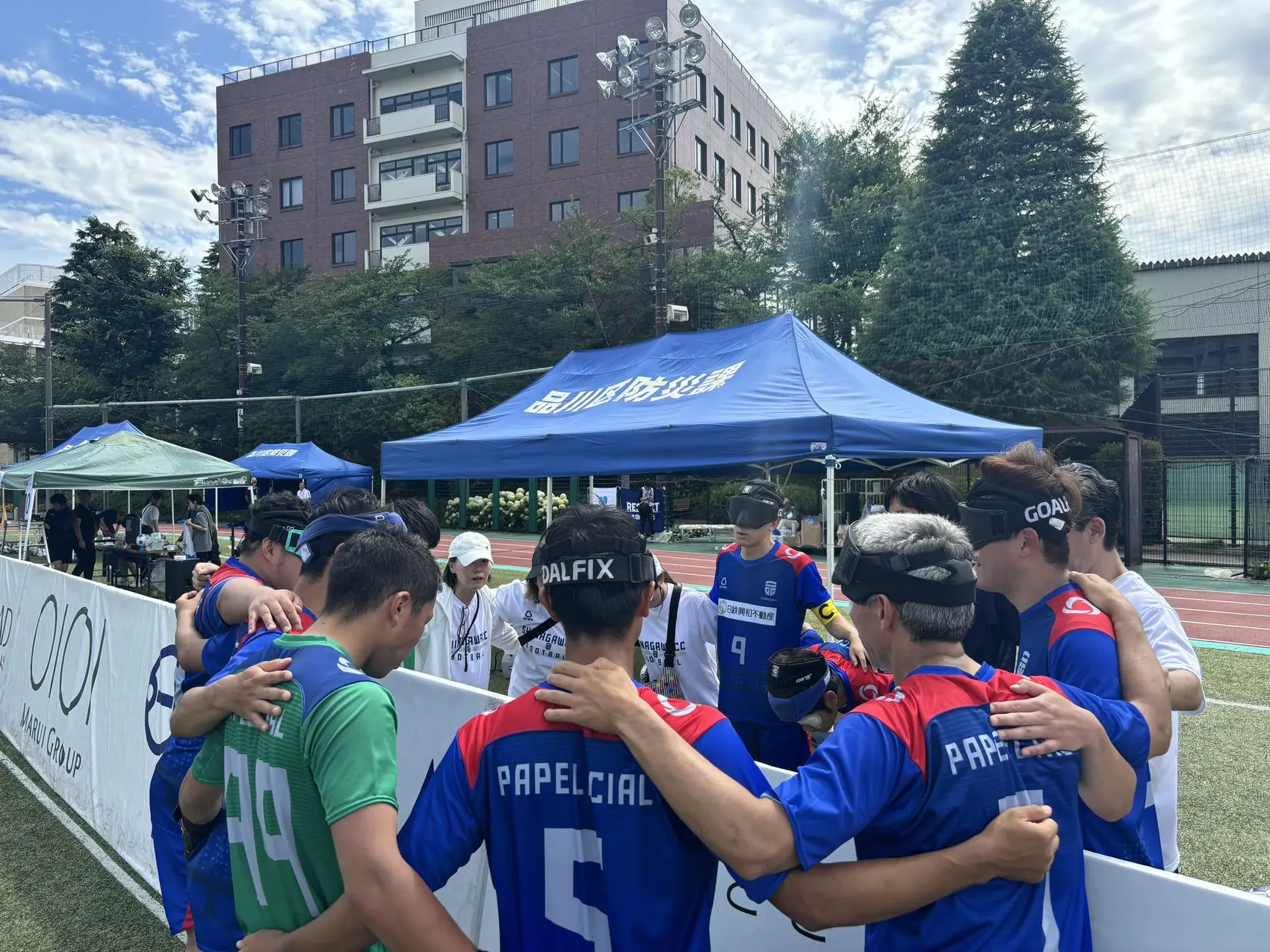 抱き合って喜ぶ品川CC パペレシアルの選手たち